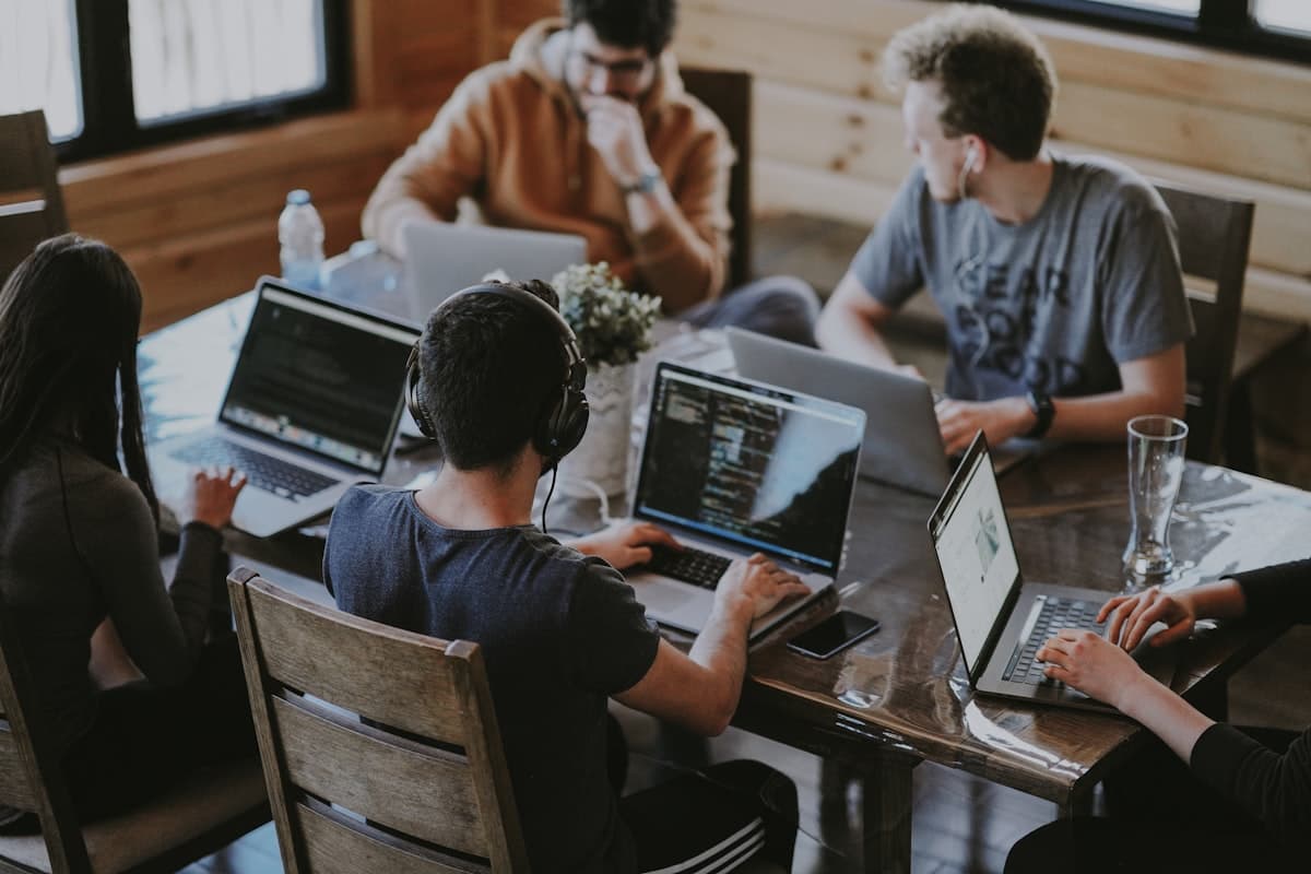 Team arbeitet zusammen am Laptop — kollaborativer Vertrieb