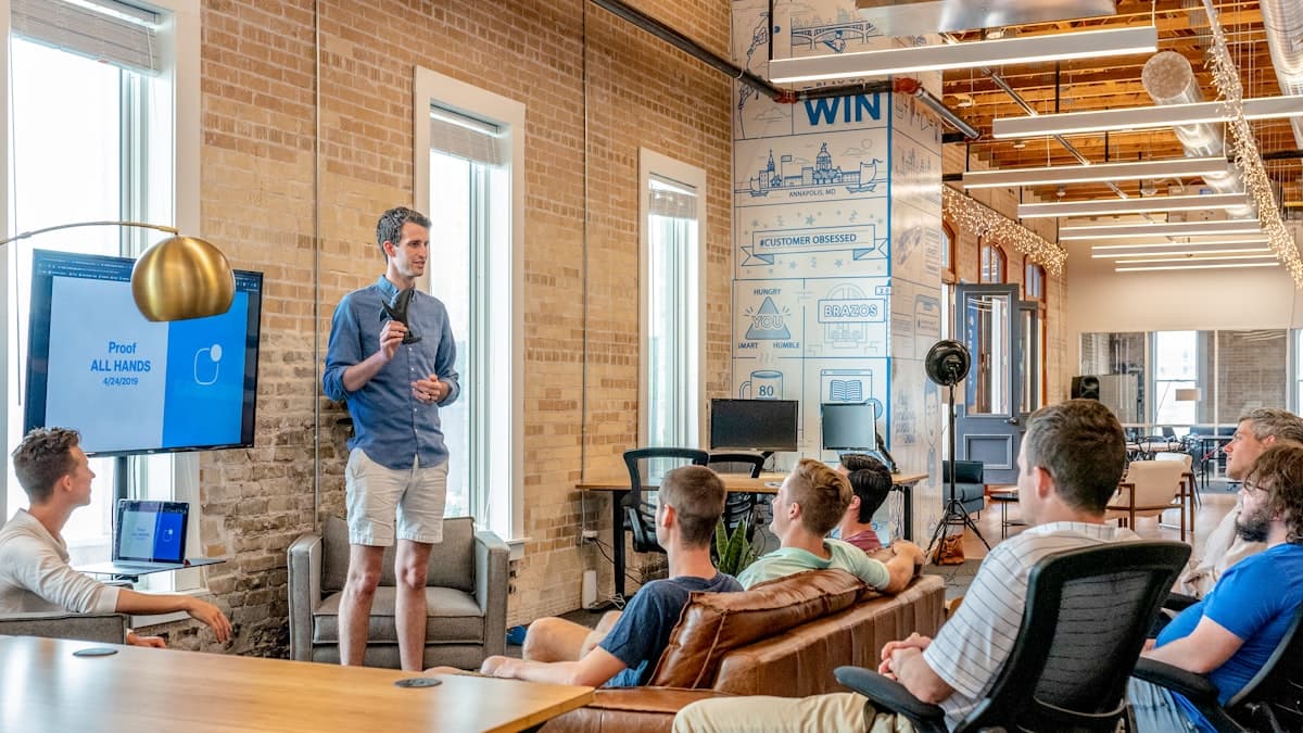 Sales-Team im Meeting — gemeinsame Vertriebsstrategie